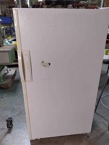 lot 15 image: Kenmore Frostless 15 Refrigerator...