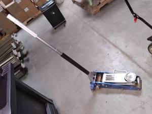 lot 18 image: 1-12 Ton Big Red Jack...