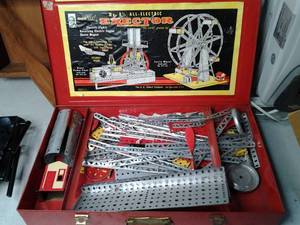 lot 44 image: Erector Set in Metal Case...
