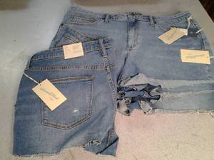 lot 61 image: (4) Universal Thread Goods Co. Jean...