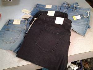 lot 63 image: (6) Universal Thread Goods Co. Jean...