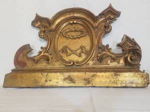 lot 10 image: Medieval Hand Carved Crest