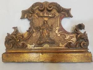 lot 12 image: Medieval Hand Carved Crest