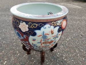 lot 15 image: Oriental Pot