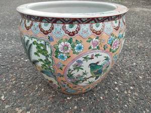 lot 16 image: Oriental Pot
