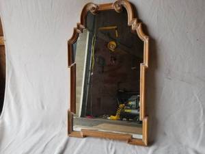 lot 29 image: Classical Wood Framed Mirror