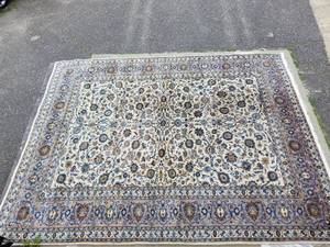 lot 6 image: Handmade Wool Oriental Rug
