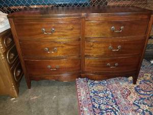 lot 53 image: Mahogany Dresser