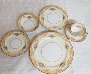 Noritake China Dinerware Service in the Batista Pattern