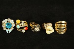 lot 43 image: 5 Gold Tone Costume Jewelry Rings