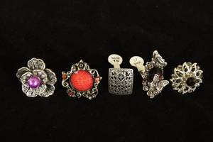 lot 44 image: 5 Silver Tone Costume Jewelry Rings