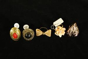 lot 48 image: 5 Large Gold Tone Costume Jewelry Rings