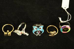lot 49 image: 5 Childrens Costume Jewelry Rings
