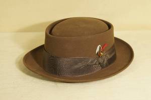 lot 7 image: Vintage Dobbs Rainbow Fishing Fedora Hat