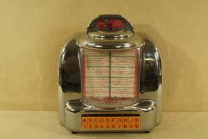 lot 113 image: Antique Look Crosley Table Top Jukebox