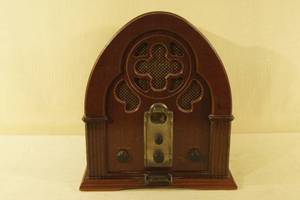 lot 114 image: Antique Look Thomas Table Top Radio