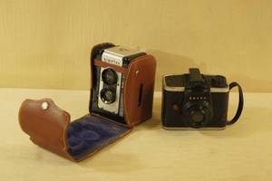lot 106 image: 2 Antique Cameras - Argoflex 75, Ansco Ready Flash