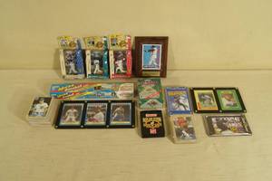 lot 144 image: Baseball Cards and Figures - Puckett, Griffey