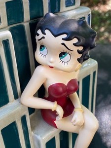 lot 15 image: Betty Boop Limited Edition Skyscraper (1998)
