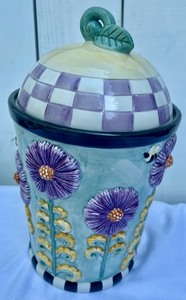 lot 61 image: Debbie Mumm for Sakura Cookie Jar