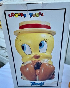 lot 74 image: Looney Tunes Tweety Bird Cookie Jar