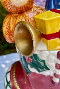lot 143 image: Marketplace of Indonesia Cookie Jar