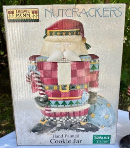 lot 147 image: Debbie Mumm for Sakura Cookie Jar
