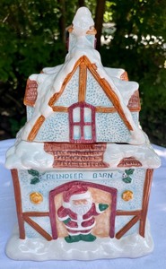 lot 155 image: AMC Village Cookie Jar