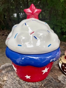 lot 196 image: Charming Cookies and a Cupcake Cookie Jars