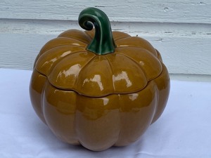 lot 182 image: Williams and Sonoma Pumpkin Cookie Jar