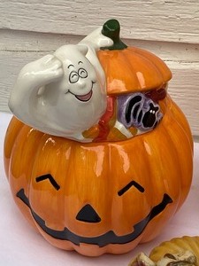lot 192 image: Two Pumpkin Cookie Jar and Squash Figurine