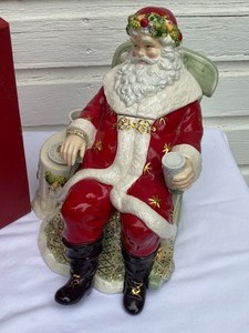 lot 185 image: Waterford St. Nicholas Cookie Jar