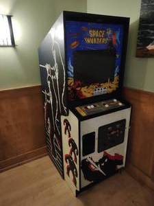 lot 1 image: Vintage Space Invaders Arcade Console