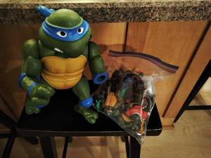 lot 6 image: Vintage Ninja Turtle Action Figures