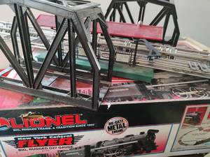 lot 4 image: Vintage Lionel Train Set