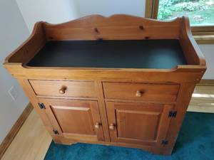 lot 25 image: Broyhill Serving Station
