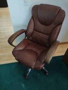 lot 71 image: Faux Leather Rolling Office Chair