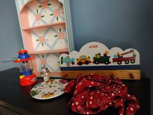 lot 188 image: Childs Room Dcor