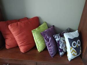 lot 190 image: Throw Pillows