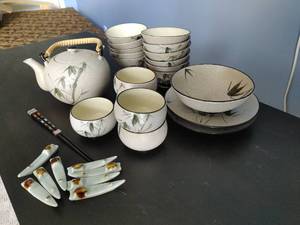 lot 191 image: Stoneware Tea Set