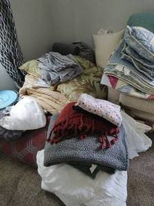 lot 195 image: Linens & Pillows