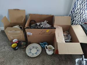 lot 221 image: Assorted Dishware