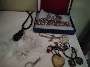 lot 232 image: Jewelry