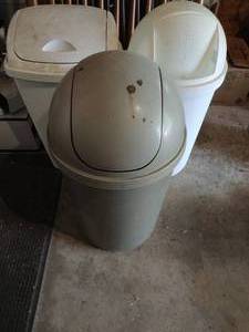 lot 250 image: Trash Bins