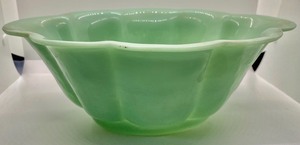lot 36 image: Vintage Green Glass Scalloped Edge Bowl
