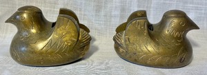 lot 56 image: Kensington Vase and 2 Brass Fire Place Screen Holding Duck Figurines