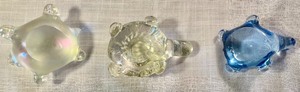 lot 71 image: 3 Terrific Glass Turtle Figurines