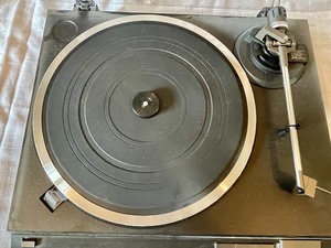 lot 87 image: Technics Quartz Direct Drive Automatic Turntable System