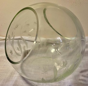 lot 86 image: 2 Etched Glass Vases
