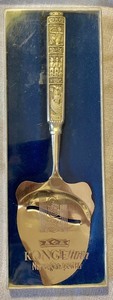 lot 83 image: Brides Knife and a Konge tinn Norwegian Pewter Cheese Slicer